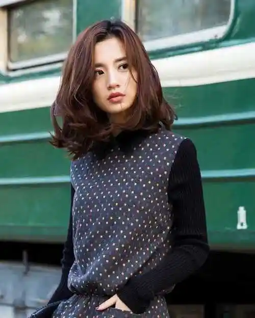 齐肩中短发烫发发型设计图片