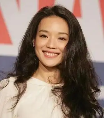 舒淇算美女吗?明明五官普通得不能再普通,眼距又宽,美在哪里?