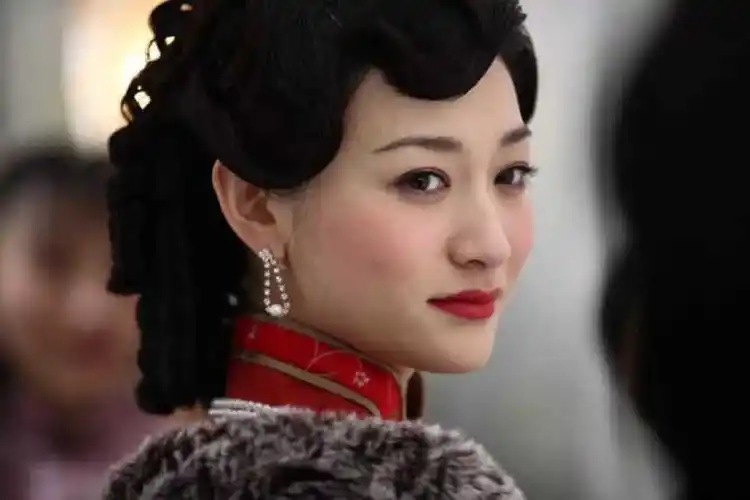 2013年,在柳云龙自导自演的《风筝》中,李小冉出演了民国特工林桃.