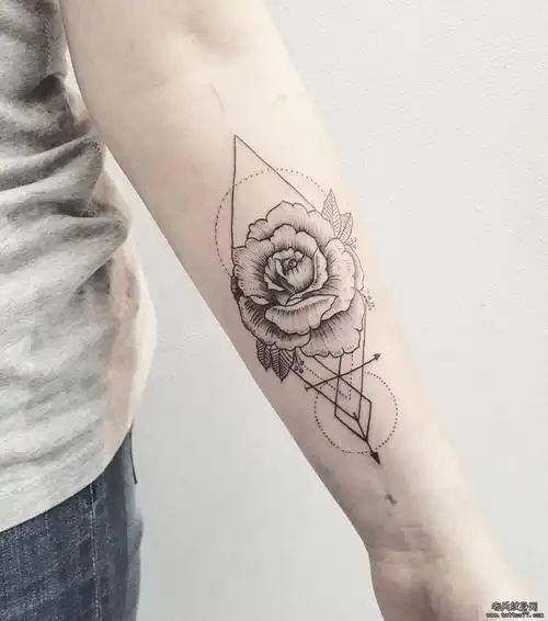 黑灰花朵手臂纹身图案