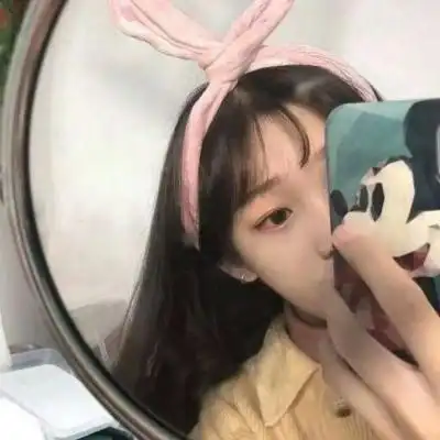 真人手机挡脸女生头像