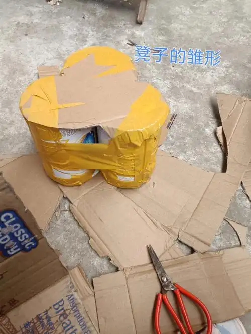 早就想用宝宝喝完的奶粉罐做个小凳子,一直没时间.