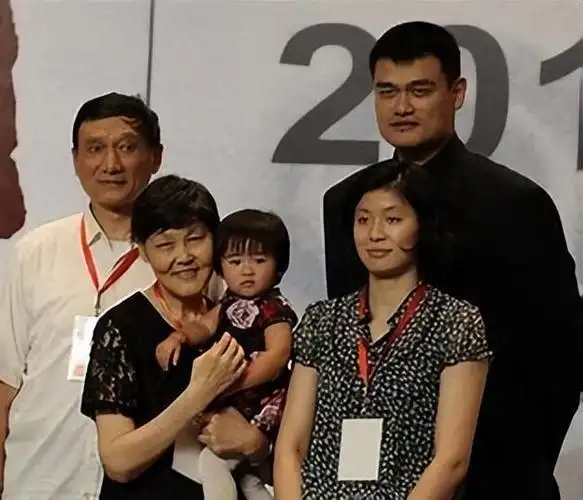 回顾43岁的姚明体重超400斤妻子风韵犹存13岁女儿身高近19米