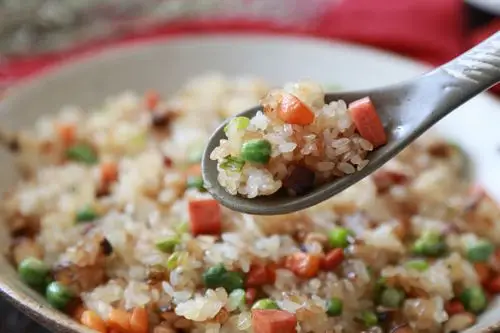 今天我要和大家分享的就是用剩余糯米做的炒饭,这道糯米炒饭在口感上