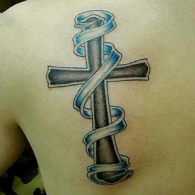 一款肩部十字架飘带纹身图案纹身图片