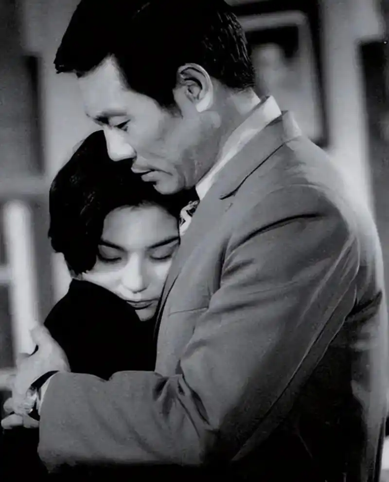 1972年电影《窗外》的一张剧照,照片中的女孩"小鸟依人",讲述的是高中