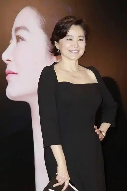 为啥说女人过了50岁后,留短发更洋气,看看68岁的林青霞就知道了插图3