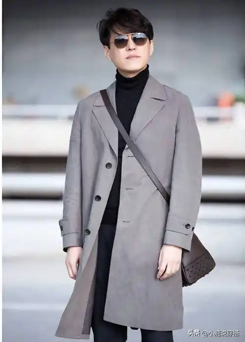 46岁靳东与商界大佬同框,一身西装革履斯文儒雅,气场不输大佬_时尚