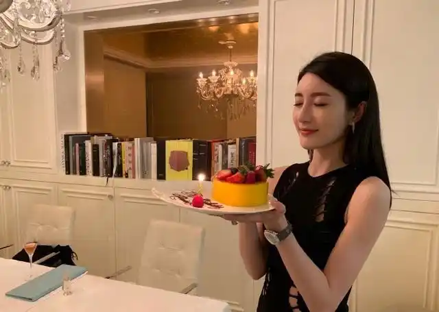 林峯张馨月为林夏薇补生日宴庆生,堂妹与嫂嫂比心嘟嘴感情好