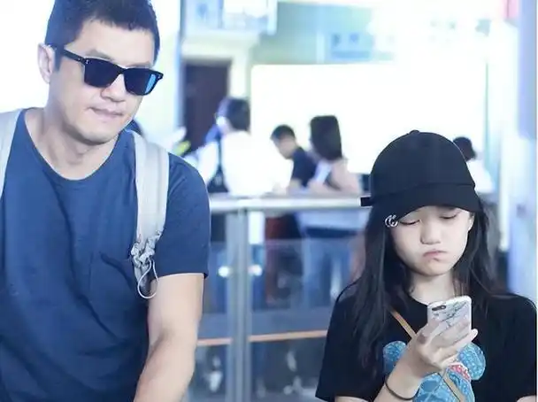 王菲花上百万为女儿治疗唇裂,如今嘴是治好了,脸变得越来越奇怪