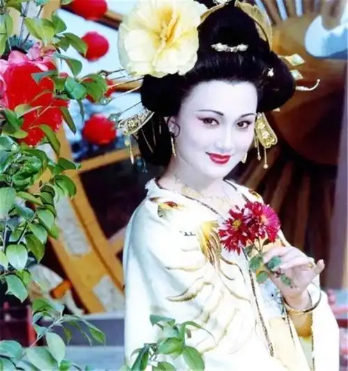 杨玉环究竟有多美?白居易:回眸一笑百媚生,六宫粉黛无颜色