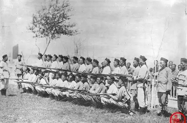 晚清:妓女陪客,囚徒跪铁链.