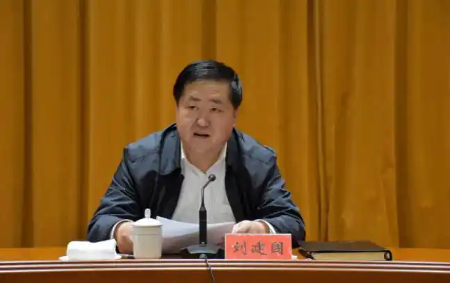 潍坊市委常委,副市长刘建国宣布决定并讲话.卞汉林主持会议并讲话.