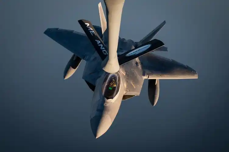 美军f22战斗机夜间空中加油场面酷炫