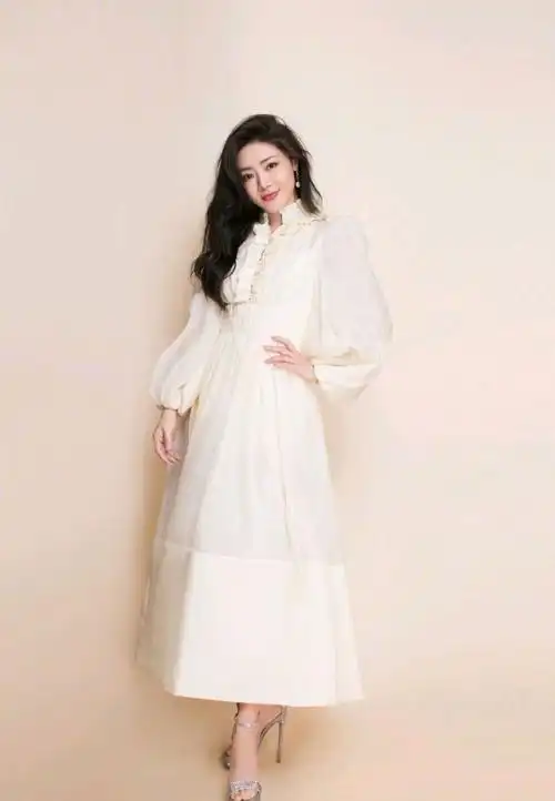 邓家佳为了显嫩拼了,穿白色花边衬衫裙很清纯,秒变为青春少女