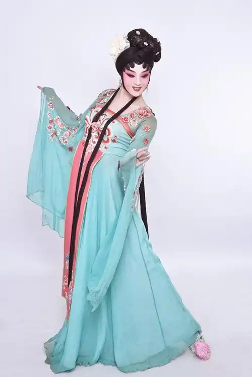 反串艺人杨鹏飞首支单曲发行用崭新的声线诠释新歌