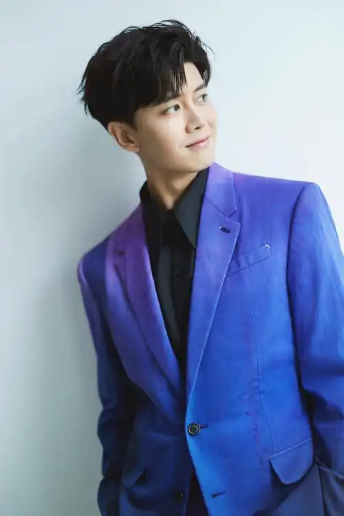 2021央视国庆晚会##任嘉伦国庆晚会渐变紫西装造型