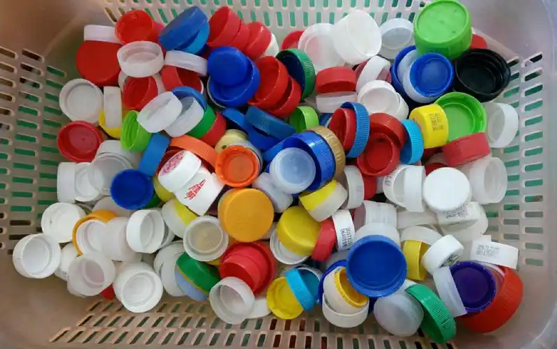 保护环境,资源再利用.白沙小学——"会画画的小瓶盖"课程掠影