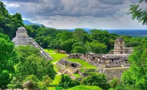 墨西哥帕伦克古城丛林中的玛雅文化遗址