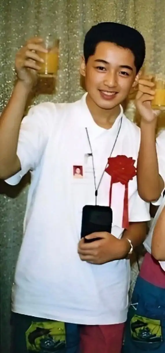 胡歌小时候,眉毛一直都很浓密