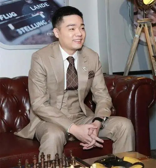 丁俊晖晒全家福!富二代妻子贤惠温柔不输潘晓婷,三岁女儿像爸爸