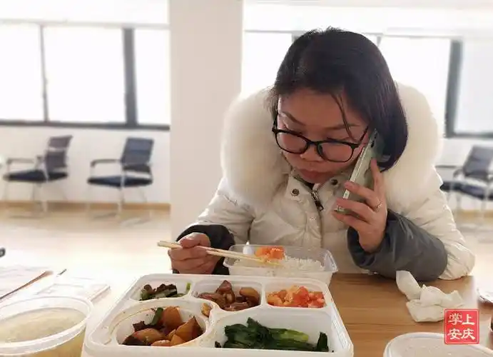 她"疫"刻不停 连续奋战30个小时_操莉莉_检测_社区