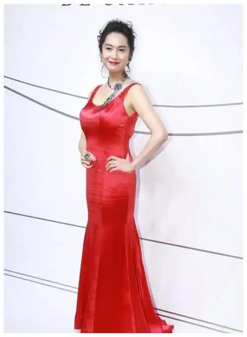 朱茵助阵老公画展真人好矮但上围丰满身材有料52岁还风韵犹存