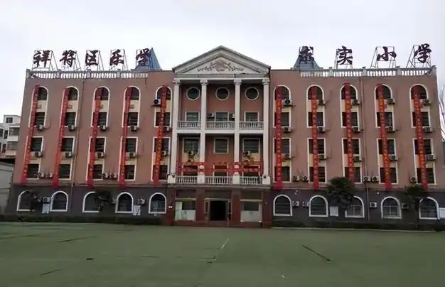 河南一民办小学开学后无老师上课学生在教室看动画片官方通报