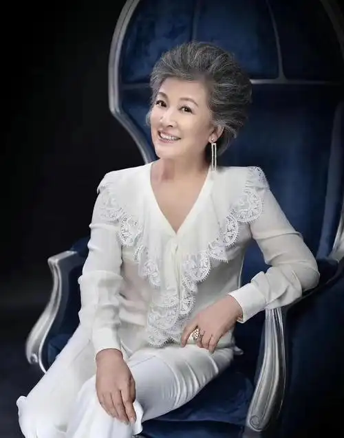 宋春丽:嫁大学教授,为事业放弃生子,61岁终于当上母亲