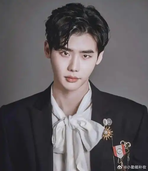 李钟硕#让我们一起尝试烫个李钟硕同款发型吧,这样我们就仿佛和李钟