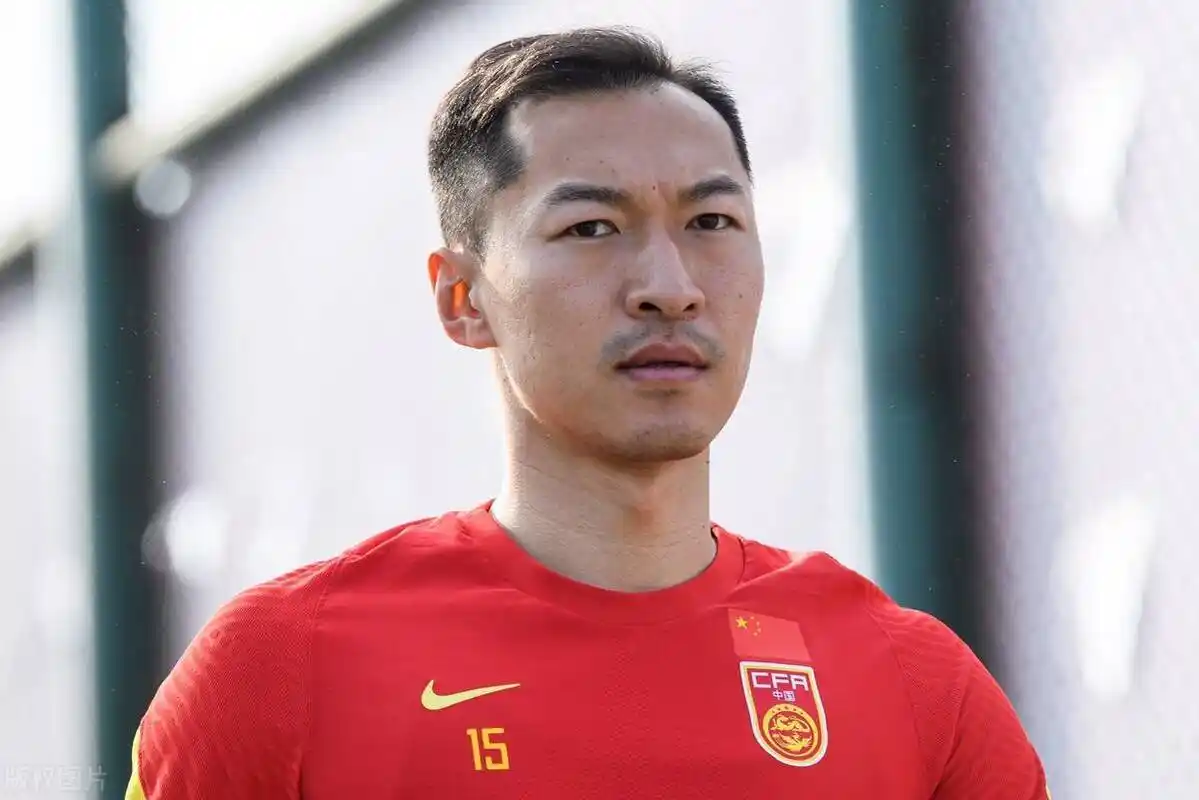 躲球吃海参被批国足队长吴曦13年总收入曝光仅薪水就近1亿元