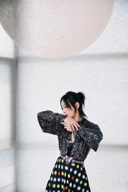 周笔畅女人味十足亮片薄纱衬衫搭配彩色波点半裙大秀曲线身材