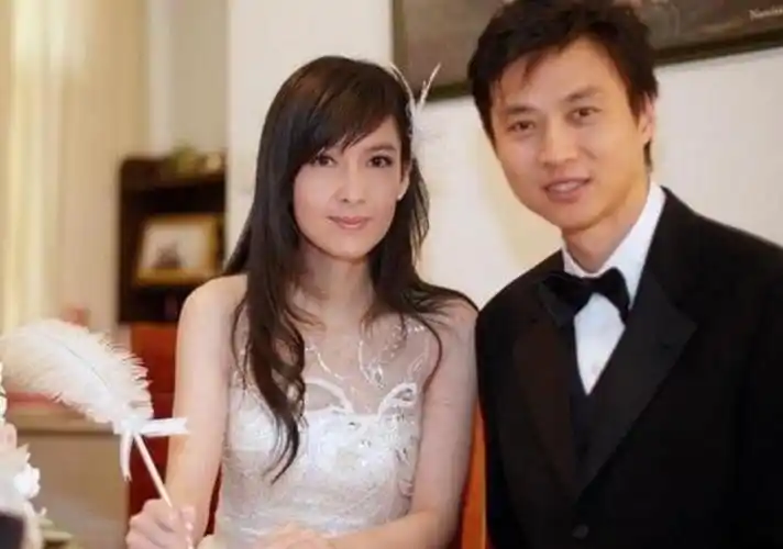 这段感情让陈法蓉受伤极重,花了好几年才走出来,因此也耽误了黄金发展