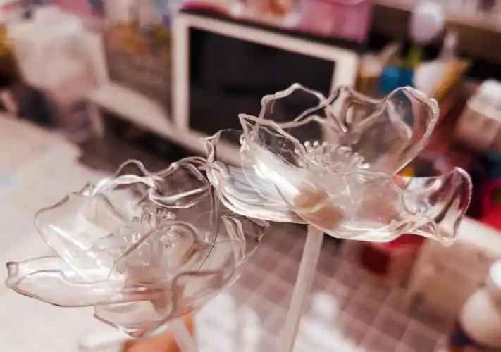 一个矿泉水瓶变成两朵手工花变废为宝