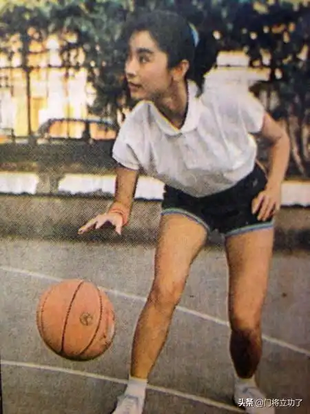 彼时已经15岁的王祖贤,准备和心爱的篮球做最后一次告别