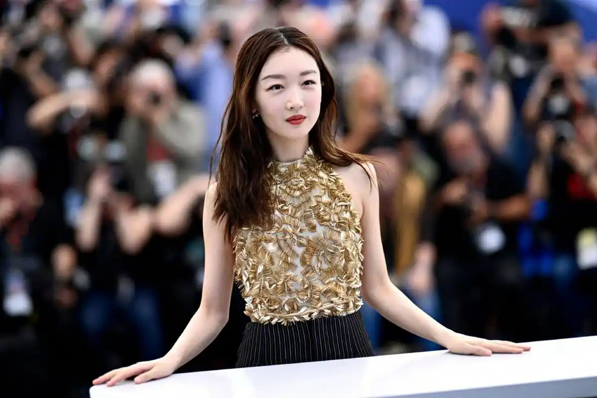 周冬雨亮相戛纳电影节新片《燃冬》媒体photocall环节,金色露背上衣配