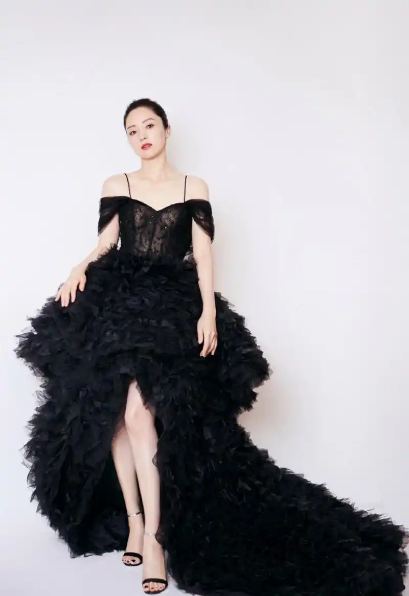 董璇# 身穿黑色吊带透视连衣裙,肤白貌美的容颜,白皙细嫩的肩颈线