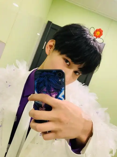 之神#想念小张张的对镜自拍了先堵照片思人吧～@时代少年团-张真源