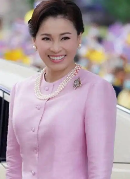 45岁泰国王后苏提达:穿露肩晚礼服肩膀真白嫩,成为泰王的依靠