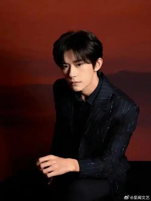 易烊千玺坠感条纹西装##易烊千玺青春男大