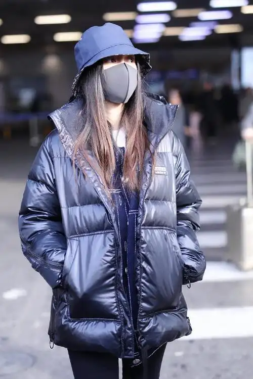 杨颖黑色look亮相机场,穿羽绒服配牛仔裤,纤细美腿太令人羡慕了