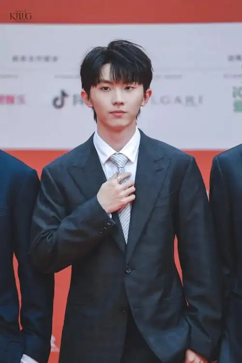 马嘉祺黑色西装随拍##马嘉祺巴黎卡诗大中华区品牌形象代言人##这就