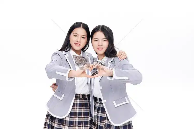 穿校服的青少年闺蜜比心