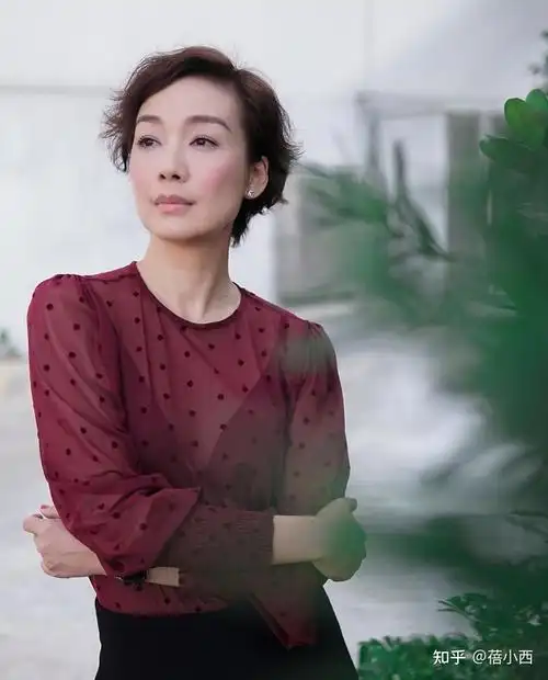 49岁江美仪厉害到了大婶的年纪还敢穿半透衬衫这气质绝了