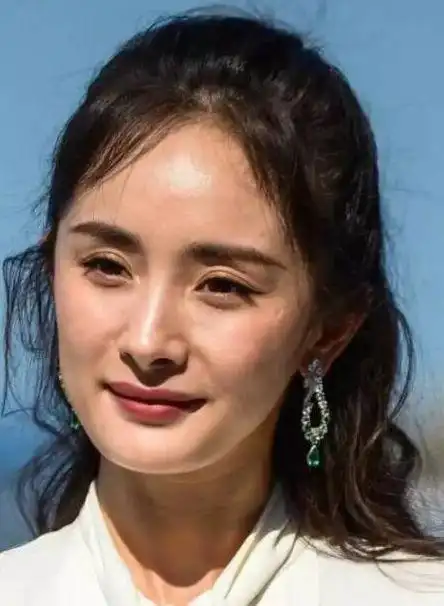 外媒镜头下的杨幂未修图曝光年龄藏不住老态尽显或面临转型