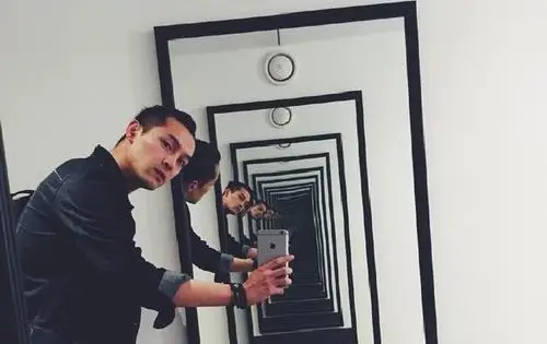 终于不发广告!胡歌罕见晒自拍:im back