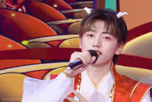 粉色闪电出生的前夜来复习焉栩嘉最近的一次唱歌表.