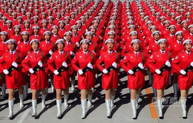 英姿飒爽女兵来袭 阅兵场上最靓丽的风景 _ 军事图片 _ 军事频道