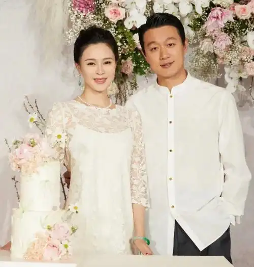 佟大为和关悦结婚16年,在娱乐圈是罕见的低调夫妻,但是,重要日子