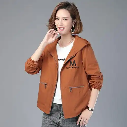 2020新款妈妈外套女春秋夹克韩版宽松中老年女装休闲刺绣短款风衣视频